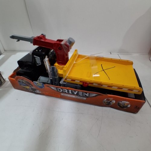 DRIVEN BY BATTAT TOW TRUCK TOY WITH CRANE ARM - MULTICOLOUR image 6