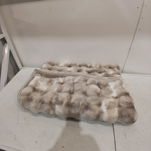 HOUSE & HOME BY LYNDA REEVES LUXE FAUX FUR THROW - 60 " X 70" - CREAM/ BEIGE (MODEL:6536972) image 2