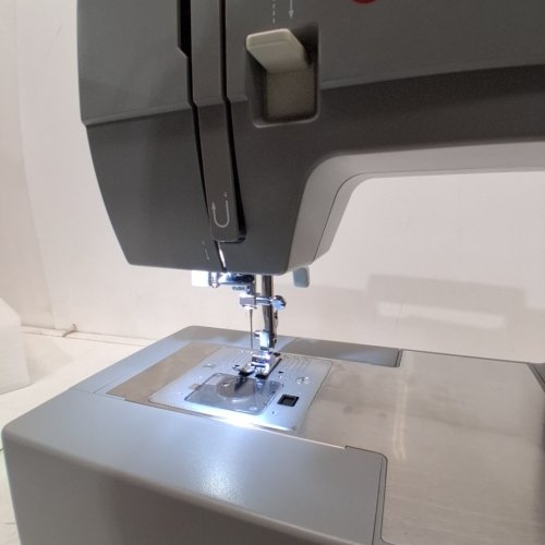 SINGER 4452 HIGH SPEED HEAVY DUTY SEWING MACHINE WITH ACCESSORIES - GREY (MODEL: 4452) image 2