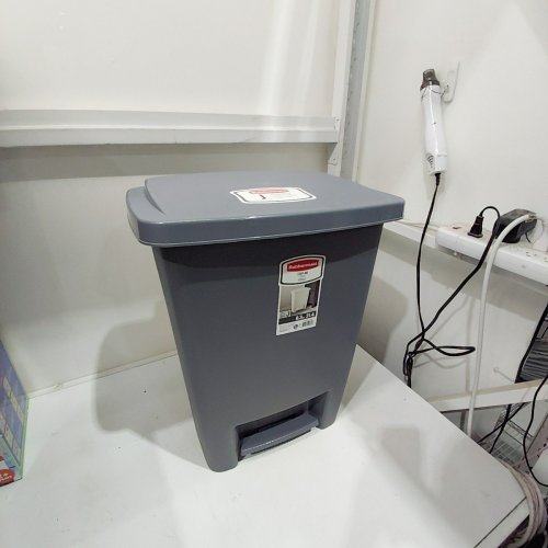 RUBBERMAID STEP-ON GARBAGE CAN - 31L - GREY image 2