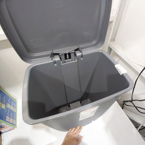RUBBERMAID STEP-ON GARBAGE CAN - 31L - GREY image 3