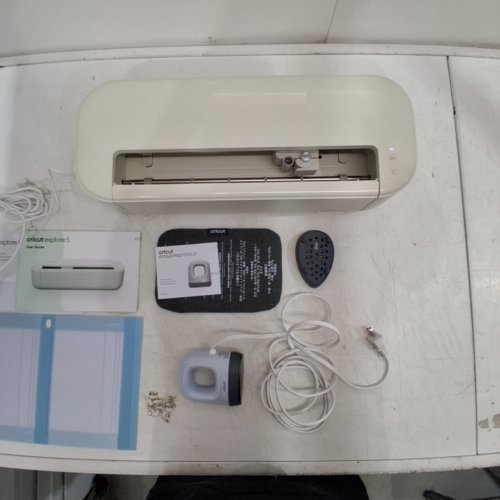 2PC CRICUT EXPLORE 5 VINYL CUTTING MACHINE & EASYPRESS MINI HEAT IRON - CREAM (MODEL: CXPL204C / 8003147) image 4