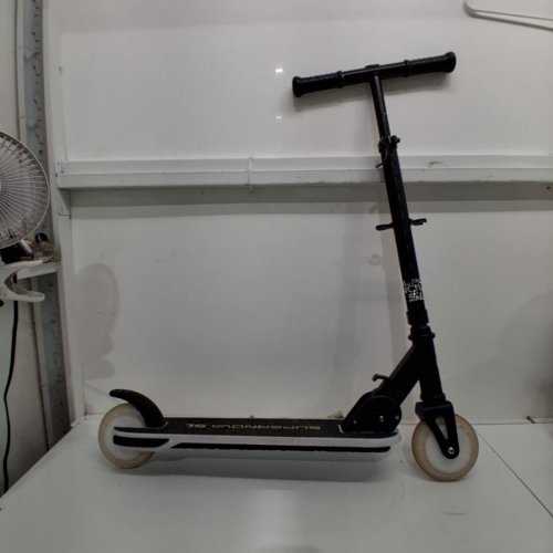KID'S MELO SUPERNOVA LIGHT UP SCOOTER - 155LBS CAPACITY - BLACK (MODEL: 1929662) image 2