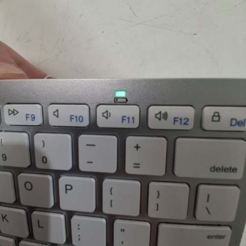 OMOTON COMPACT WIRELESS KEYBOARD - SILVER (MODEL: KB066) image 3