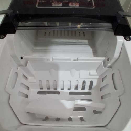 MASTER CHEF PORTABLE COUNTERTOP ICE MAKER - 26 LBS (12 KGS) OF ICE - BLACK/WHITE (MODEL: 043-1544-8) image 4