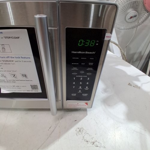 HAMILTON BEACH COMPACT DIGITAL MICROWAVE OVEN - 0.7 CU. FT - BLACK / SLIVER (MODEL#: EM720C2SE-CB) image 4