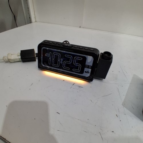 LED PROJECTION ALARM CLOCK WITH 5-BRIGHTNESS LEVELS & USB-C CHARGE PORT - BLACK (MODEL: CR1024) image 2