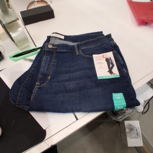 WOMEN'S SIGNATURE GOLD BY LEVI STRAUSS MID-RISE STRAIGHT LEG JEANS - 37W X34L - DARK WASH image 2