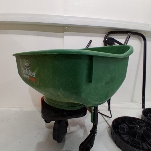 SCOTTS TURF BUILDER EDGEGUARD MINI BROADCAST SPREADER - 5000SQFT - GREEN (MODEL: 76121) image 3