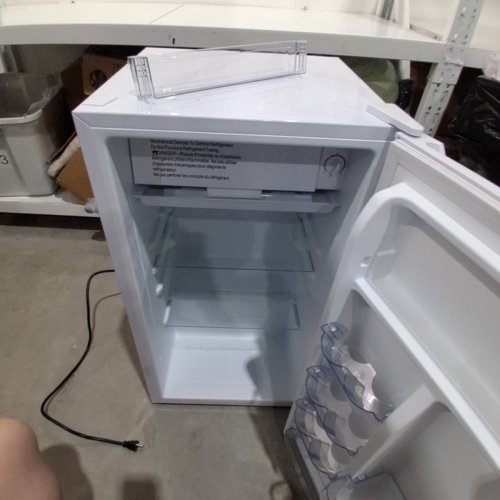 HAMILTON BEACH 3.3CUFT COMPACT REFRIGERATOR - WHITE - (MODEL: HBR33MWEE02) image 7