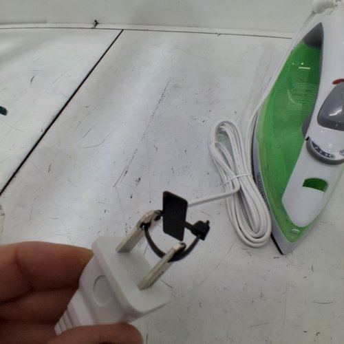BLACK AND DECKER LIGHT N EASY STEAM IRON WITH NONSTICK SOLEPLATE - GREEN - IR0820C image 3
