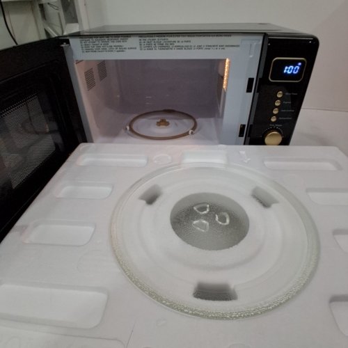FRIGIDAIRE RETRO STYLE COMPACT MICROWAVE OVEN - 0.7CU.FT - 700W - BLACK/GOLD (MODEL: EMW788-BLACKGLD) image 4
