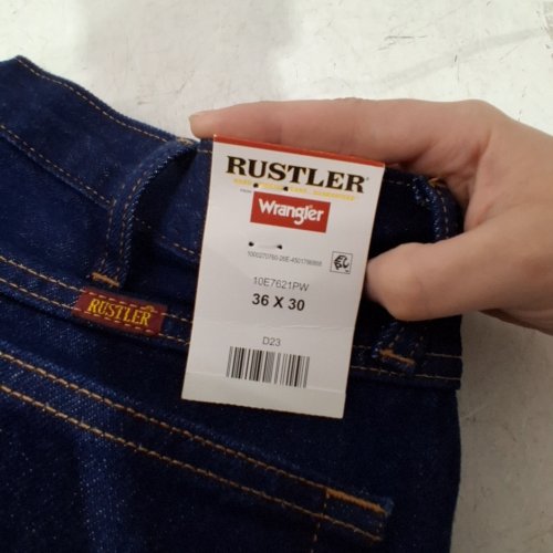 MEN'S WRANGLER RUSTLER REGULAR FIT JEANS - 36W 30L - DARK WASH image 2
