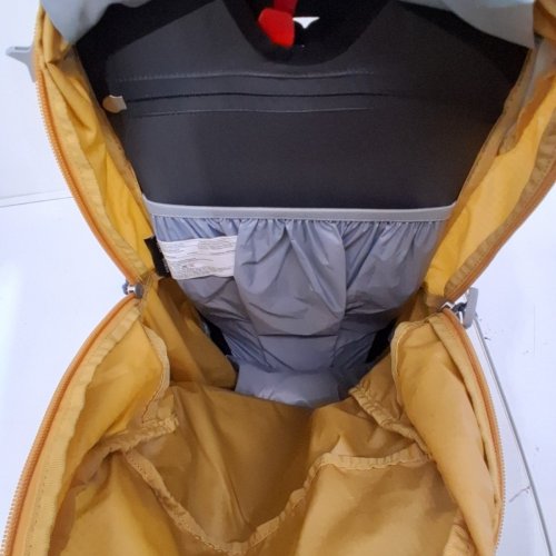 OSPREY HIKELITE HIKING BACKPACK WITH ATTACHED RAIN COVER- 26L - YELLOW/BLACK image 3