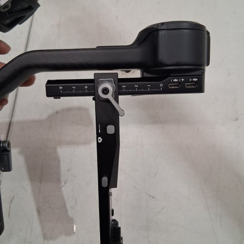 DJI RS 4 PRO - 3-AXIS GIMBAL STABILIZER FOR DSLR AND MIRRORLESS CAMERAS - 10LBS PAYLOAD - BLACK - (MODEL: 6941565974686 | DRS4P) image 6