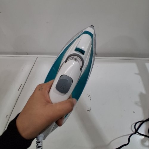 BLACK+DECKER LIGHT N EASY COMPACT STEAM IRON - IR0820C image 2