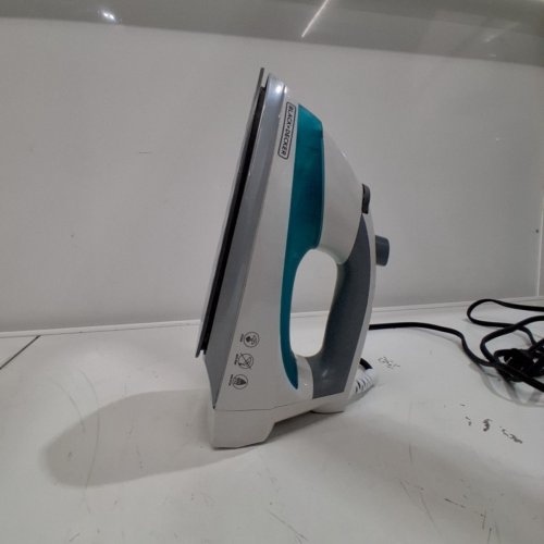 BLACK+DECKER LIGHT N EASY COMPACT STEAM IRON - IR0820C image 3