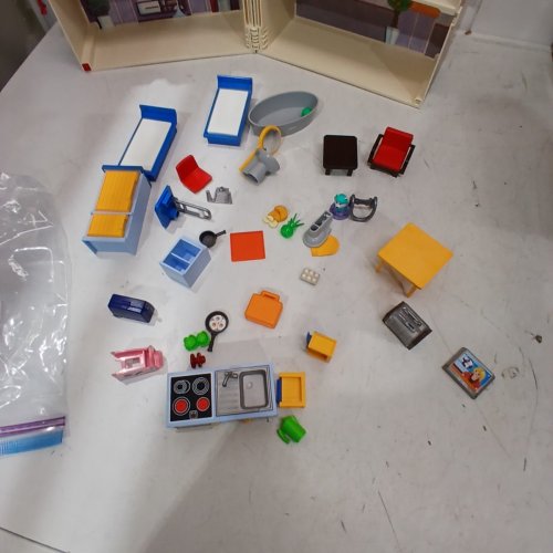 PLAYMOBIL TAKE ALONG FOLDABLE MODERN MINI DOLL HOUSE - MULTICOLORED image 3