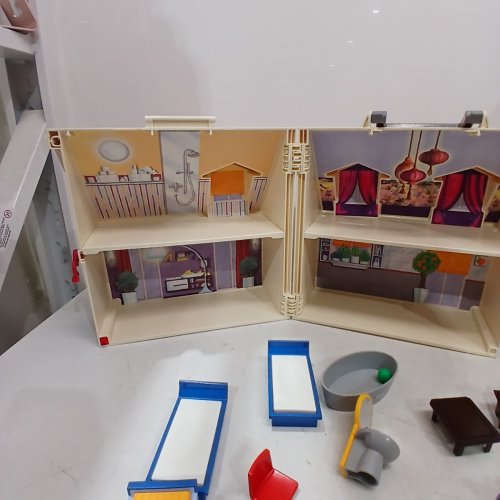 PLAYMOBIL TAKE ALONG FOLDABLE MODERN MINI DOLL HOUSE - MULTICOLORED image 4