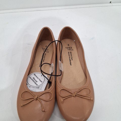 WOMEN'S TIME AND TRU BALLET FLATS - SIZE 6 - TAN image 2