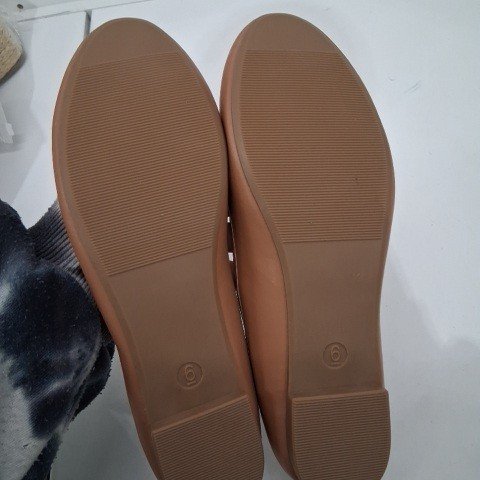 WOMEN'S TIME AND TRU BALLET FLATS - SIZE 6 - TAN image 3