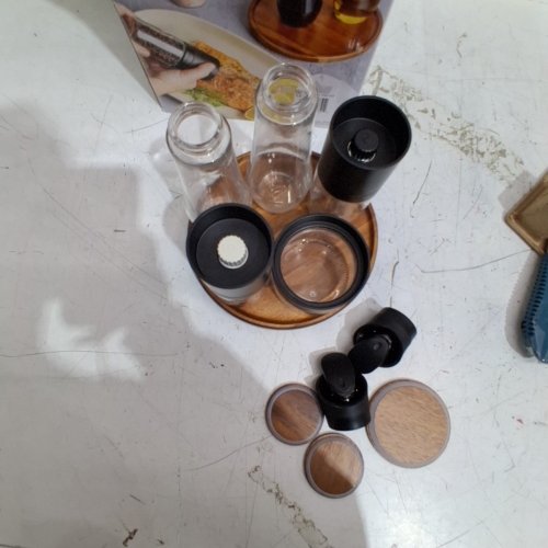 6PC TRUDEAU SEASONING STATION WITH LAZY SUSAN, 2 OIL BOTTLES, 2 GRINDERS, AND 1 JAR (MODEL: 1796149) image 3
