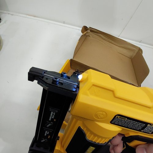 ALLOYPOWER 2-IN-1 CORDLESS BRAD NAILER & STAPLER KIT- 20V/18 GAUGE-YELLOW/BLACK (MODEL:CSG2532) image 2