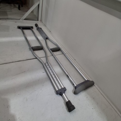 MEDLINE GUARDIAN STANDARD ALUMINUM ADJUSTABLE CRUTCHES - 5.2FT TO 5.10FT - ALUMINUM (MODEL: MDSV80535) image 2
