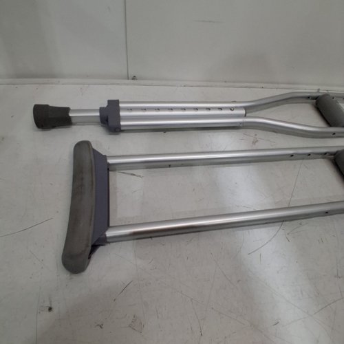 MEDLINE GUARDIAN STANDARD ALUMINUM ADJUSTABLE CRUTCHES - 5.2FT TO 5.10FT - ALUMINUM (MODEL: MDSV80535) image 3