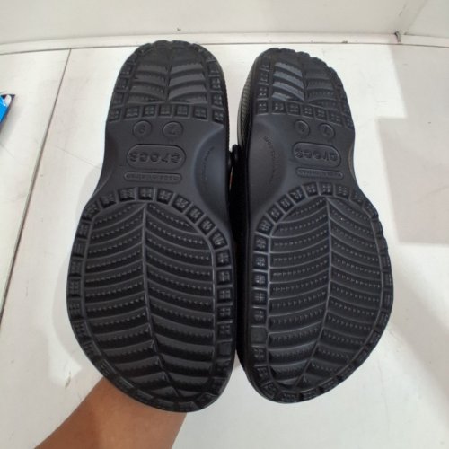 UNISEX CROCS CLASSIC CLOG - MENS 7 WOMENS 9 - BLACK image 4