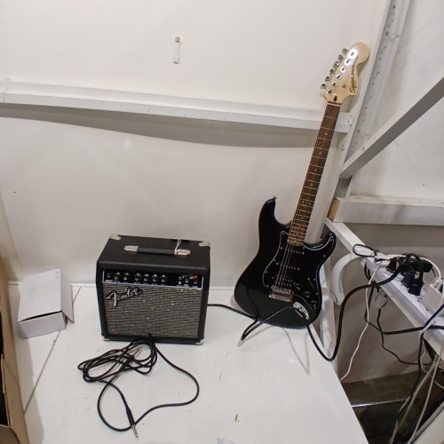 FENDER SQUIER SONIC STRATOCASTER BEGINNERS BUNDLE INCLUDES SQUIER STRATOCASTER, SQUIER FRONTMAN 10G AMP, CARRY BAG, STRAP - BLACK/WHITE image 3