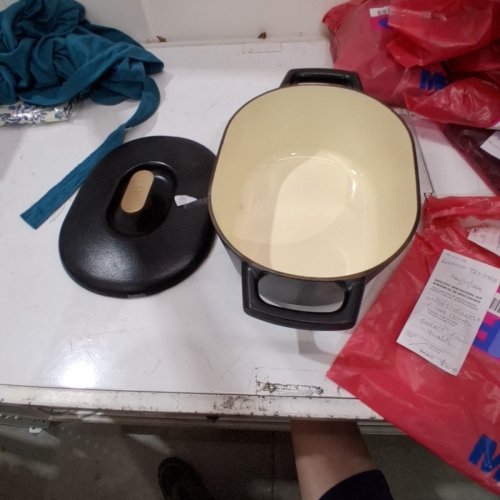 DREW BARRYMORE DUTCH OVEN WITH LID - 6 QT - BLACK / CREAM image 2