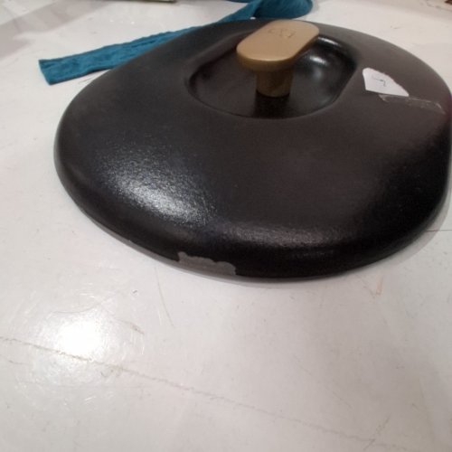 DREW BARRYMORE DUTCH OVEN WITH LID - 6 QT - BLACK / CREAM image 4