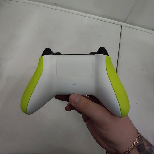 XBOX WIRELESS CONTROLLER – ELECTRIC VOLT FOR XBOX SERIES X|S, XBOX ONE, AND WINDOWS 10 DEVICES image 3