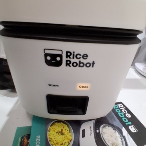 RICE ROBOT PERSONAL PFAS-FREE RICE COOKER WITH NONSTICK 1.2QT INNER POT, SERVING SPOON, MEASURING CUPS, RECIPE BOOK & STAINLESS STEEL STEAMER TRAY - WHITE (MODEL: 2524FE) image 2