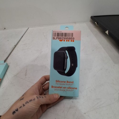 ONN. PREMIUM SILICONE BAND FOR APPLE WATCH - 42-49MM - BLACK image 2