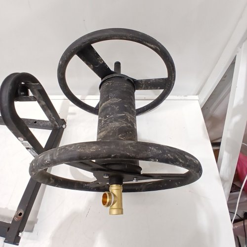 VEVOR WALL MOUNTED MANUAL GARDEN HOSE REEL - 125FT STORAGE / 5/8 - BLACK image 3