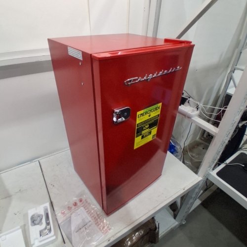 FRIGIDAIRE COMPACT REFRIGERATOR - 3.2 CU. FT, 19.01" X 18.7" X 33.27", 115 V - RED (MODEL: EFR376-B-RED-6COM) image 4