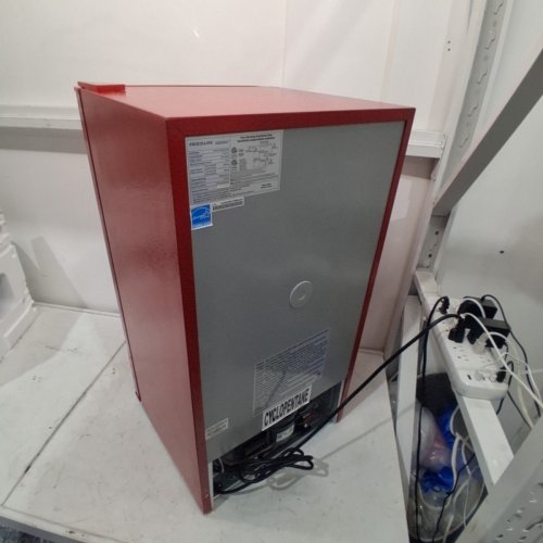 FRIGIDAIRE COMPACT REFRIGERATOR - 3.2 CU. FT, 19.01" X 18.7" X 33.27", 115 V - RED (MODEL: EFR376-B-RED-6COM) image 9