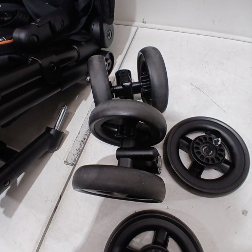 MAXI-COSI LARA ULTRA COMPACT FOLDABLE STROLLER - ESSENTIAL BLACK (MODEL: 01323CFNA) image 3