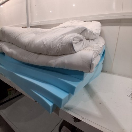2PC GEL MEMORY FOAM MATTRESS TOPPER WITH PILLOW TOP COVER - QUEEN - WHITE/BLUE image 4