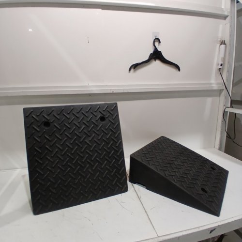 2PK WEATHERPROOF RUBBER DRIVEWAY CURB RAMP - 7000LBS MAX - 7" RISE - 19.3" X 19.3" - BLACK (MODEL: 0207V3IG) image 2