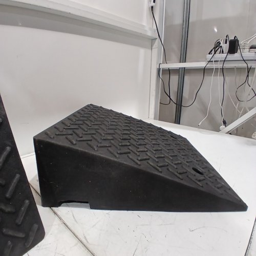 2PK WEATHERPROOF RUBBER DRIVEWAY CURB RAMP - 7000LBS MAX - 7" RISE - 19.3" X 19.3" - BLACK (MODEL: 0207V3IG) image 3