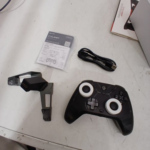 GAMESIR CYCLONE 2 WITH CHARGER - BLACK image 2
