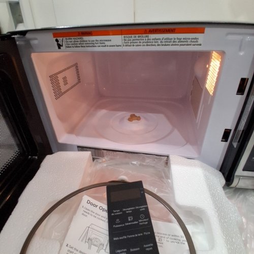 BLACK + DECKER DIGITAL PUSH BUTTON DOOR MICROWAVE OVEN - 700W - BLACK/STAINLESS STEEL (MODEL: EM720CB7-P) image 6