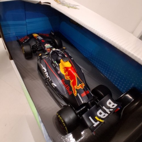 MAISTO TECH RC REMOTE CONTROL CAR WITH PISTOL GRIP CONTROLS - 1:24 SCALE - RED BULL RACING RB18 (2022) ORACLE - BLACK image 2