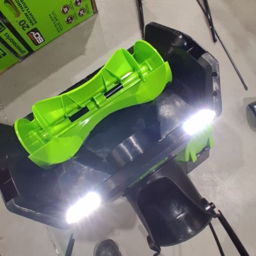 GREENWORKS CORDLESS PUSH START SNOW THROWER WITH 4.0 AH BATTERY AND CHARGER - 60V/20" - GREEN/BLACK(MODEL: SNC407) image 2