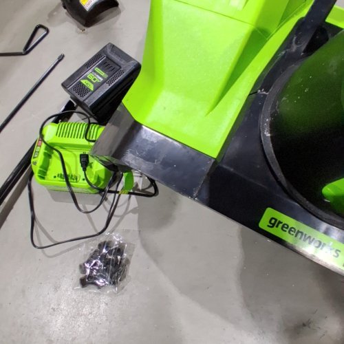 GREENWORKS CORDLESS PUSH START SNOW THROWER WITH 4.0 AH BATTERY AND CHARGER - 60V/20" - GREEN/BLACK(MODEL: SNC407) image 4