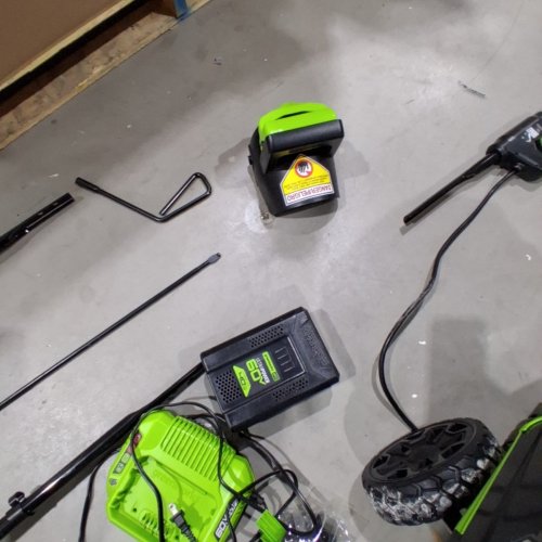 GREENWORKS CORDLESS PUSH START SNOW THROWER WITH 4.0 AH BATTERY AND CHARGER - 60V/20" - GREEN/BLACK(MODEL: SNC407) image 6