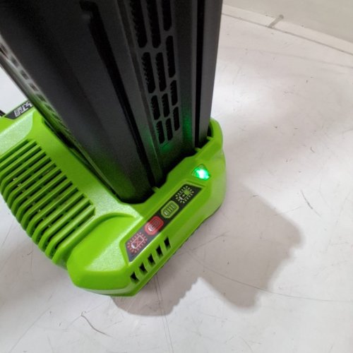 GREENWORKS CORDLESS PUSH START SNOW THROWER WITH 4.0 AH BATTERY AND CHARGER - 60V/20" - GREEN/BLACK(MODEL: SNC407) image 7
